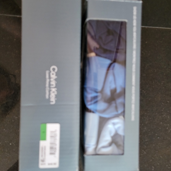 Calvin Klein - Picture 4 of 4